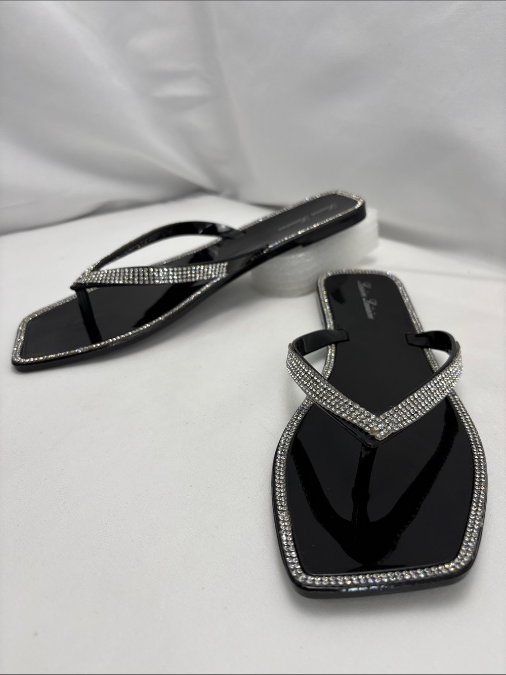 Lauien Lauiine Women’s 9 Black Rhinestone V-Strap Sandals OBO #339
